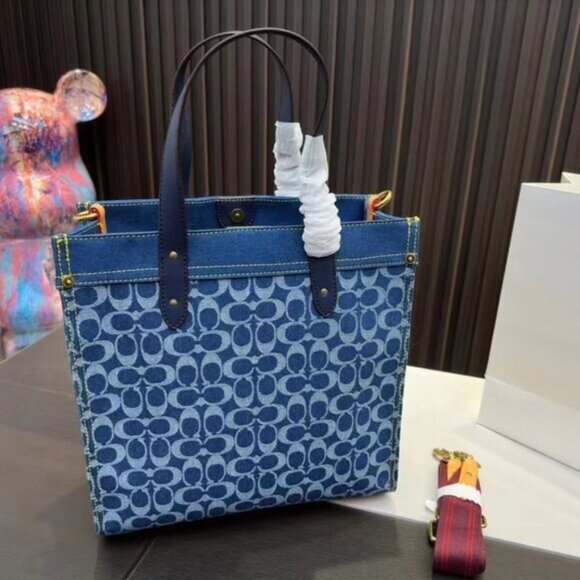 Coach New product Feild tote - Picture 1 of 6
